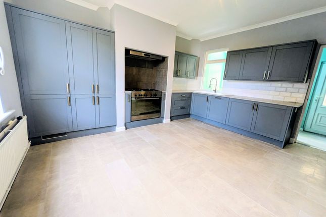 42, Whitcliffe Road, Cleckheaton photo 4