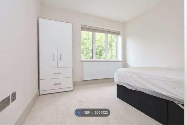 Flat to rent in Hillcrest Gardens, Esher