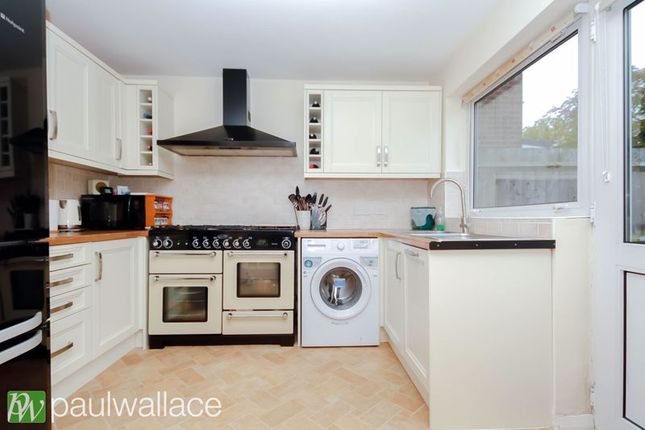 4, Charlton Close, Hoddesdon photo 3