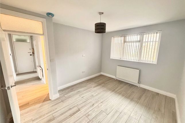 Flat to rent in Vale Court, The Vale, London