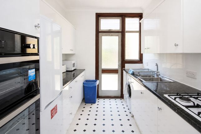 16 Bracken Avenue, Bracken Avenue, London, SW12, London photo 4