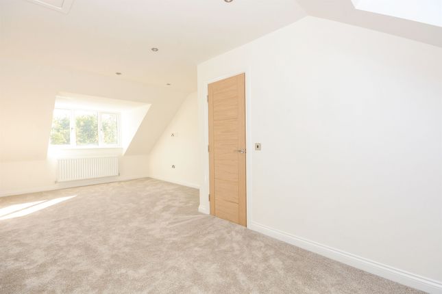 Town house to rent in Staveley Road, Chesterfield