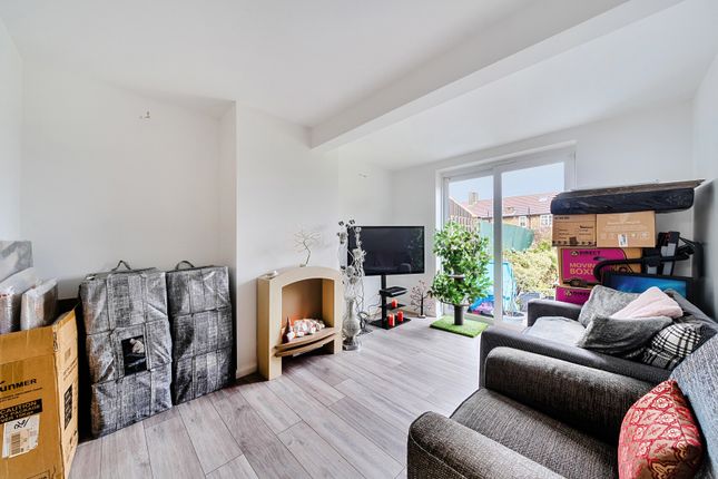 23, Dore Gardens, Morden photo 2
