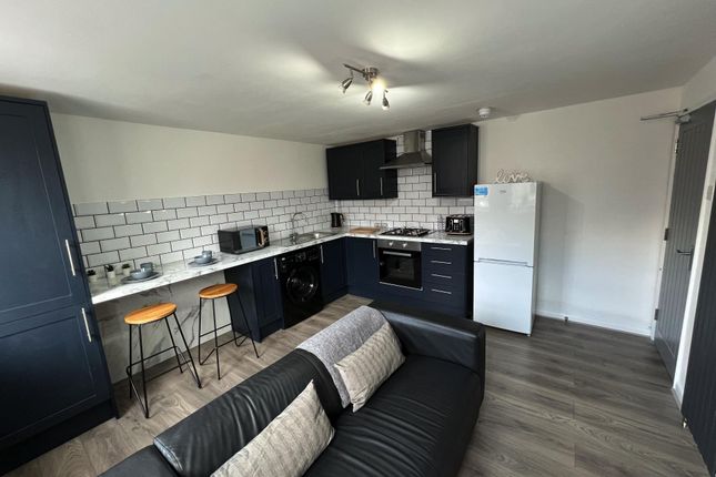 Flat 3, Queens Road, Leeds photo 2