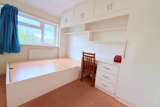 8, Strathearn Avenue, Hayes photo 4