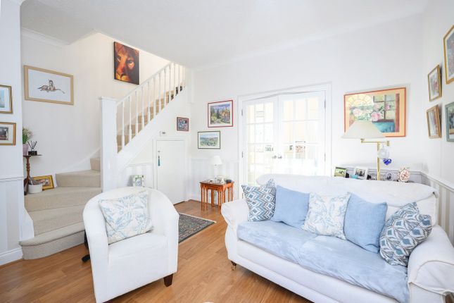 9, Belgrave Close, Walton-on-Thames photo 3