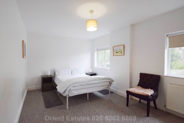 First Floor Flat, Hendon Way, London photo 3