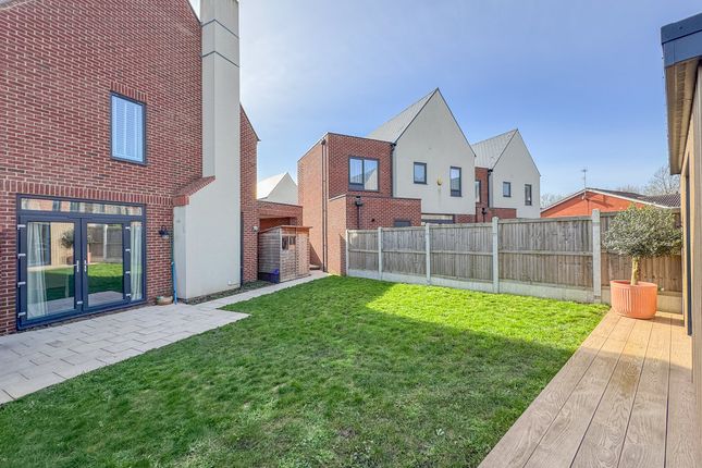 7, College Gardens, Rochford photo 2