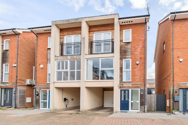 Town house for sale in Beaumont Mews, Flitwick