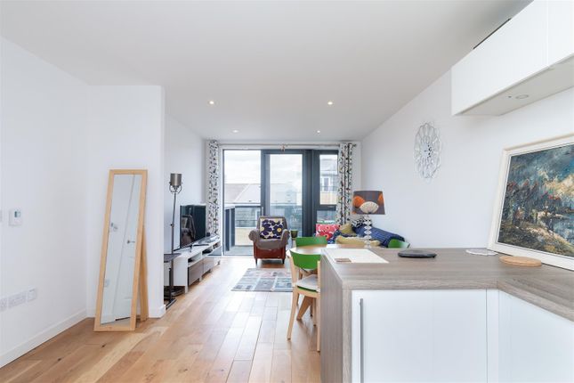 Flat 54, Graciosa Court, 176 Harford Street, London photo 4