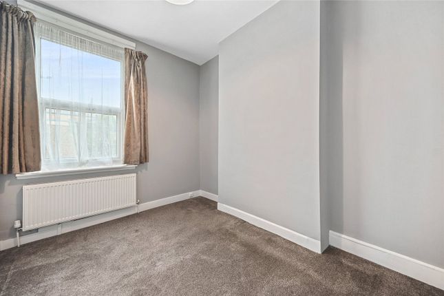 Flat to rent in Percy Road, London