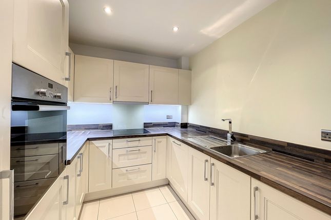 Flat 15, Lake View Court, Snodland photo 2
