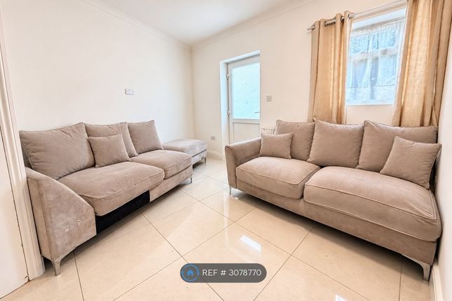 Raynor Close, Southall photo 2