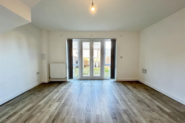 9, Taylor Close, Harlow photo 3