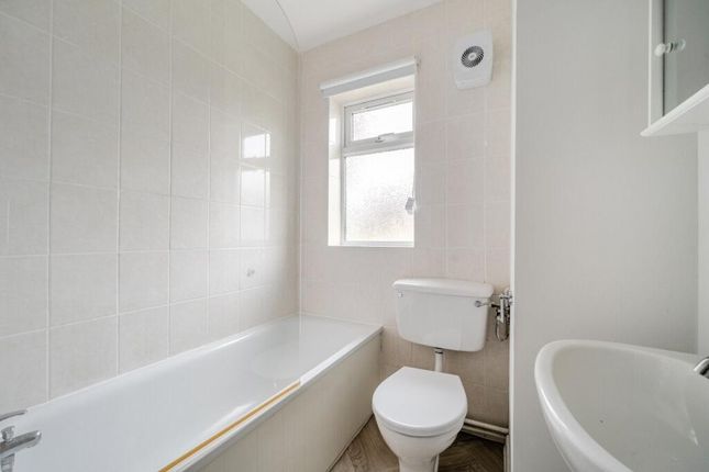 7, Lincoln Close, LONDON photo 5
