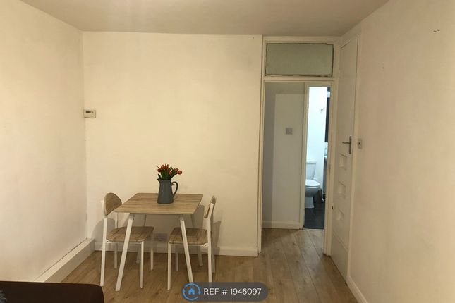 Flat to rent in Downholme, London
