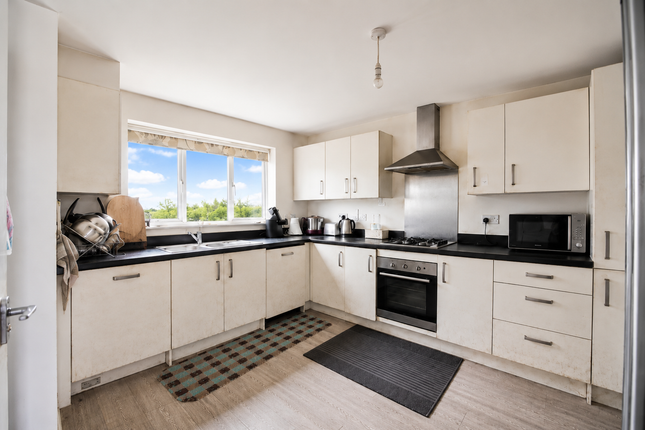 1, Woodend Close, Grays photo 4
