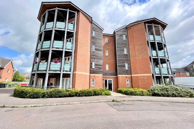Thumbnail Flat for sale in Riley Grove, Dunstable