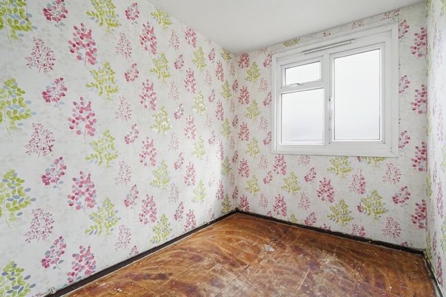 23 Woodstock Walk, Bradford photo 3
