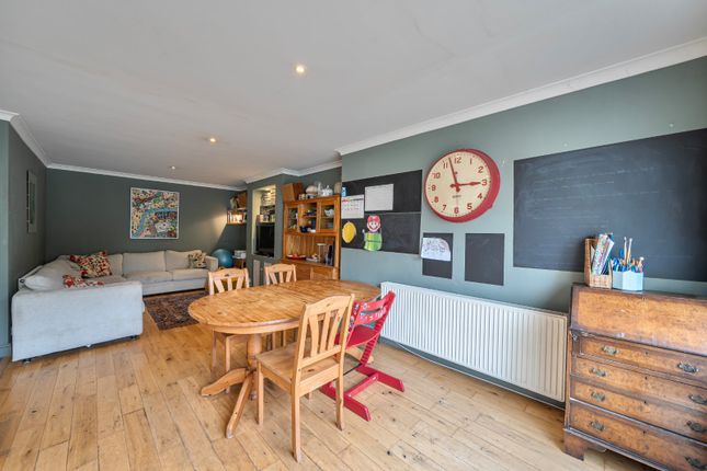 9, The Limes Avenue, London photo 3