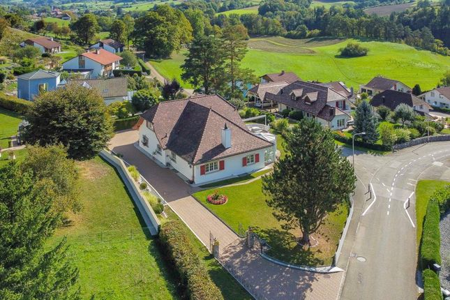 Thumbnail Villa for sale in Belprahon, Canton De Berne, Switzerland