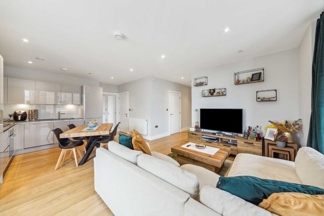 Flat for sale in Summerstown, London