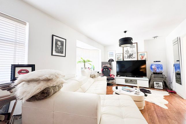 24 Philmead Road, Benfleet photo 2