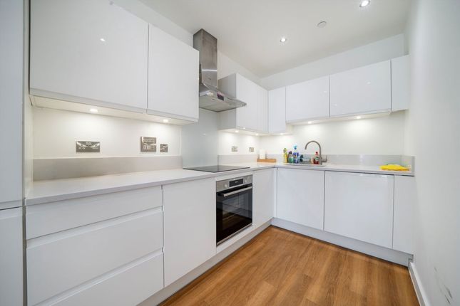 40 George Court, 3, Shackleton Way, London photo 2