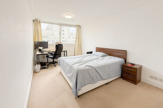 4rty.1, River Court, London photo 3