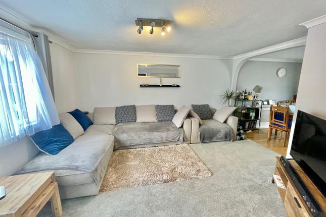 12, Greville Close, Hatfield photo 2