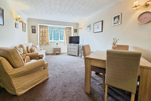 39, Queens Park House, Chester photo 2