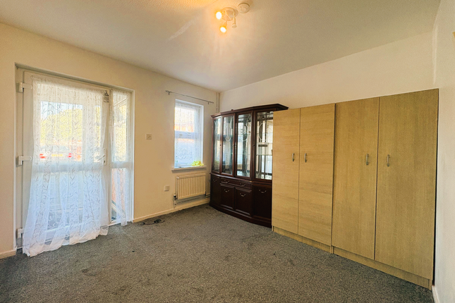 103 Willowbrook Road, Southall photo 2