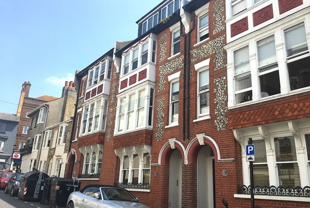 Flat to rent in Burlington Street, Kemptown, Brighton
