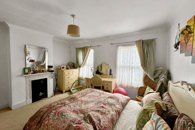 End terrace house for sale in Raphael Road, Gravesend, Kent