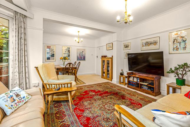 21, Knighton Court, Knighton Park Road, Leicester photo 2