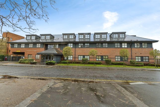 Flat for sale in Great North Road, Hatfield