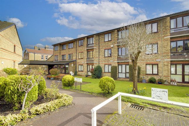 Thumbnail Flat for sale in Gordon Hill, Enfield