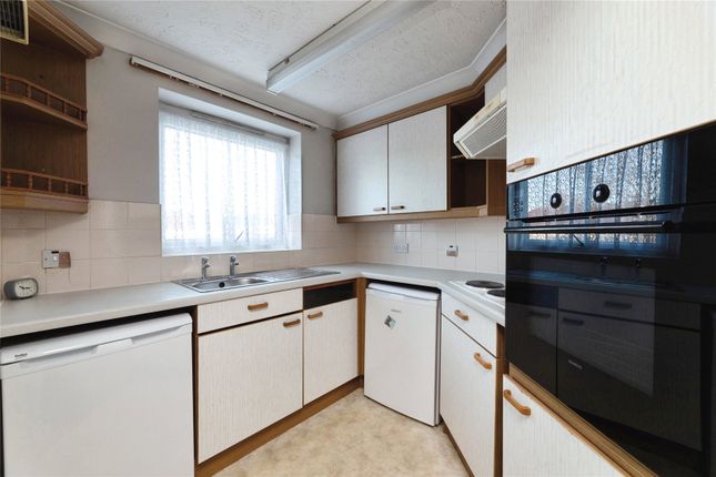 44, Kingswood Court, Chingford photo 3