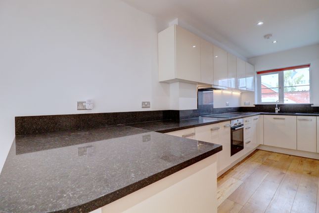 8, Greenwich Drive., Buckinghamshire photo 2