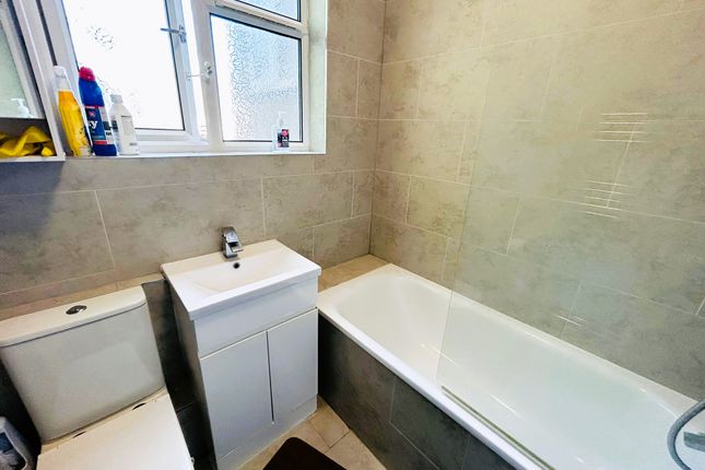 Room 3, 463a Alexandra , Rayners Lane, London photo 5
