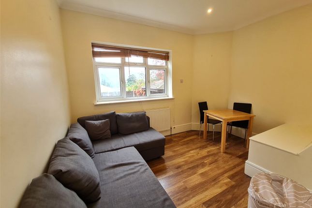 Basement Flat, 26, Hanger Lane, London photo 3