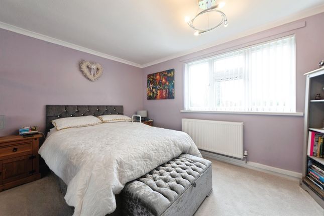 8, Harbridge Court, Havant photo 4