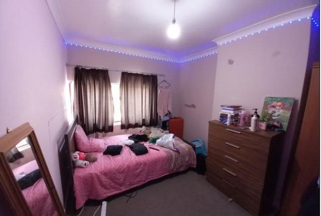 15, Almond Close, Egham photo 5