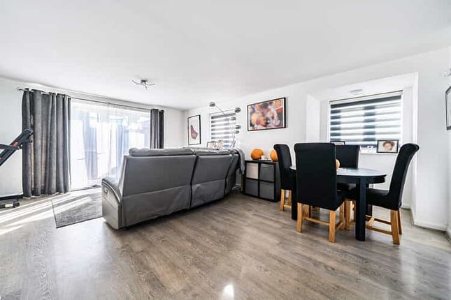 Potter Crescent, Wokingham photo 3