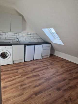 Flat to rent in Flat, - Park Street, Luton