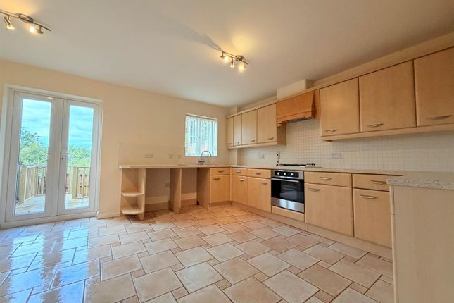 Popham Close, Tiverton photo 2