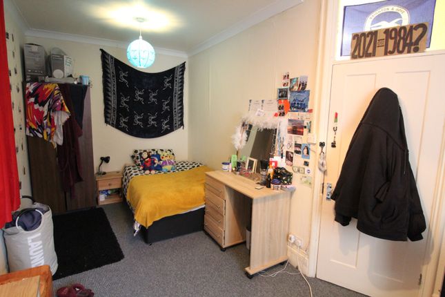 Flat to rent in Kings Road, Brighton