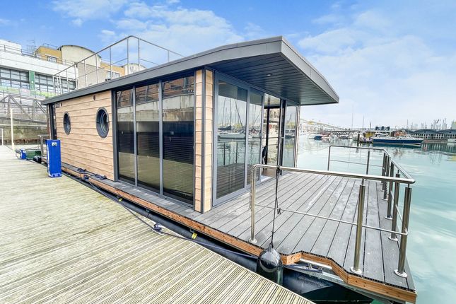 Flat for sale in Coburg Wharf, Liverpool