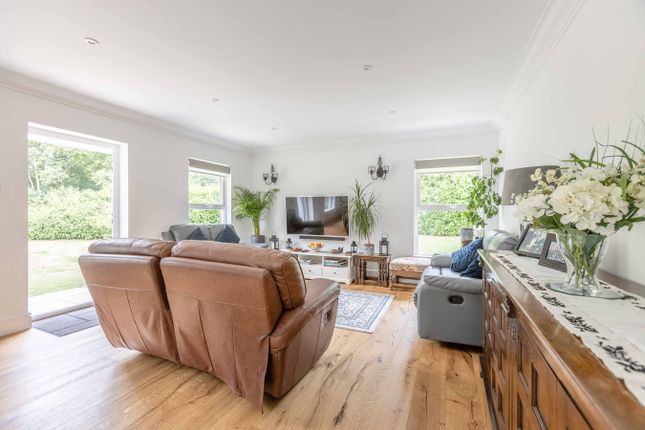 10 Purton Court, Purton Lane, Farnham Royal photo 2
