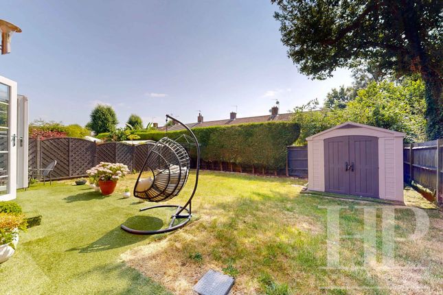 52a Town Barn Road, Crawley photo 4